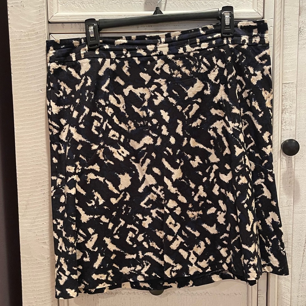 Ann Taylor Skirt Petite 14P. Lightweight. Navy, cream and black pattern
